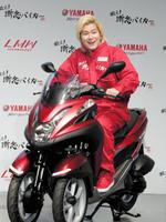 バイクの免許を取得したい！というメイプル超合金・カズレーザー＝東京・有明