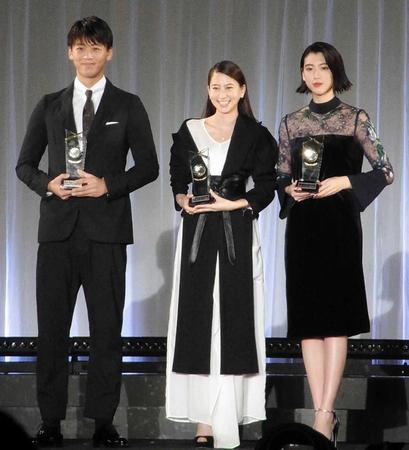 　受賞者の（左から）竹内涼真、河北麻友子、三吉彩花＝横浜アリーナ