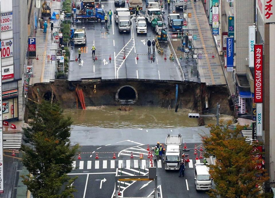 　大きく陥没した道路＝８日撮影、福岡市内