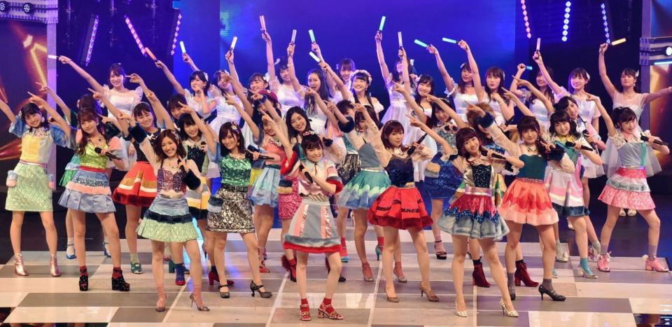 ベストヒット歌謡祭でスペシャルなライブを披露するＡＫＢ４８グループのメンバー＝大阪市内