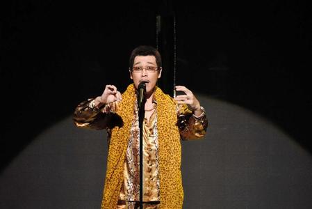 　「ＰＰＡＰ」のスペシャルロングバージョンを生披露したピコ太郎＝大阪市内