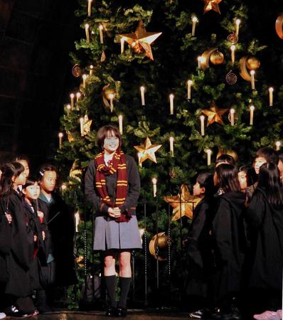 　魔法の言葉でクリスマスツリーに明かりをともした広瀬すず（中央）と子供たち＝大阪市内