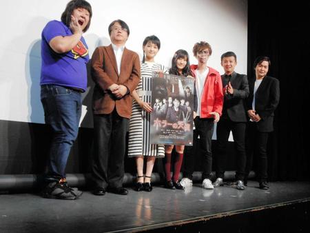 映画「ホラーの天使」の舞台あいさつに登場した（左から）ガリガリガリクソン、長江俊和監督、葵わかな、矢倉楓子、御茶ノ水男子のしいはしジャスタウェイとおもしろ佐藤、シークエンスはやとも＝東京・神保町花月