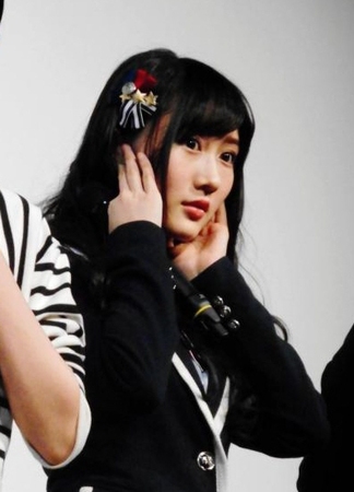 映画「ホラーの天使」の舞台あいさつでガリガリガリクソンの怖い話に耳をふさぐ矢倉楓子＝東京・神保町花月