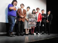 映画「ホラーの天使」の舞台あいさつに登場した（左から）ガリガリガリクソン、長江俊和監督、葵わかな、矢倉楓子、御茶ノ水男子のしいはしジャスタウェイとおもしろ佐藤、シークエンスはやとも＝東京・神保町花月
