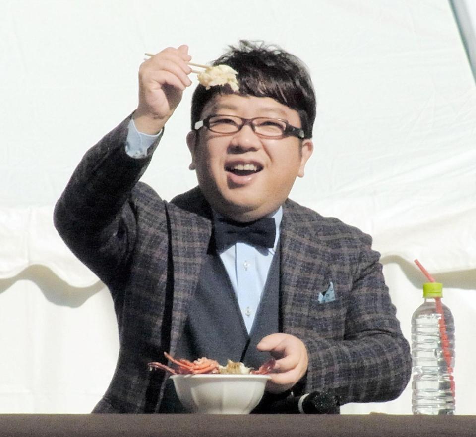 伊勢エビを試食するキャイ～ンの天野ひろゆき＝東京・日比谷公園