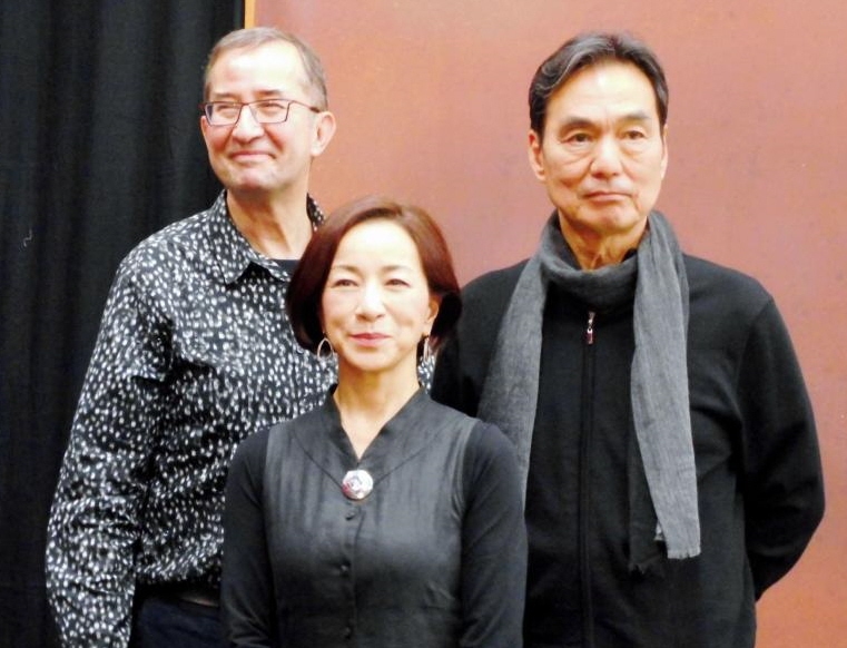 オペラ「眠れる美女」のリハーサルと会見を行った（左から）演出のギー・カシアス氏、原田美枝子、長塚京三＝東京・世田谷のアマデウス・スタジオ