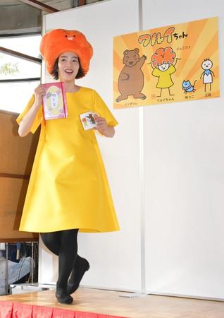 キデイランドで販売される「ワルイちゃん」グッズを手にウキウキののん＝東京・原宿