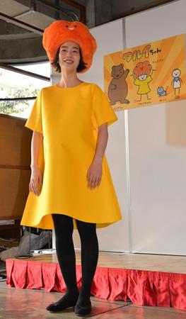 自身がデザインした「ワルイちゃん」の姿で登場したのん＝東京・原宿