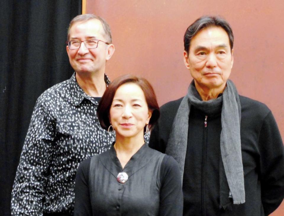 　リハーサルと会見を行った（左から）演出のギー・カシアス氏、原田美枝子、長塚京三＝都内のスタジオ
