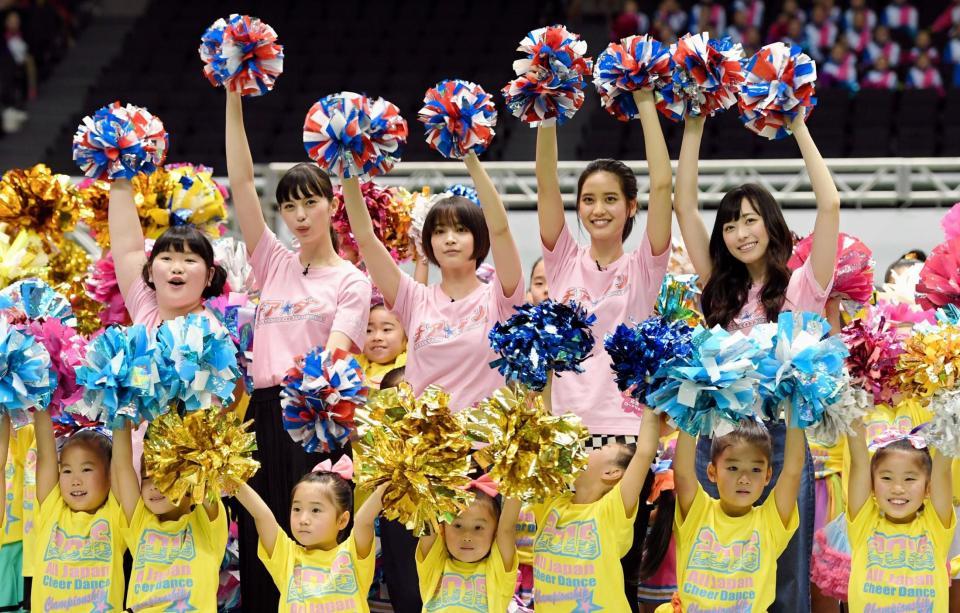 映画「チア☆ダン」のイベントに登場した（左から）富田望生、中条あやみ、広瀬すず、山崎紘菜、福原遥＝東京・千駄ヶ谷（撮影・佐々木彰尚）