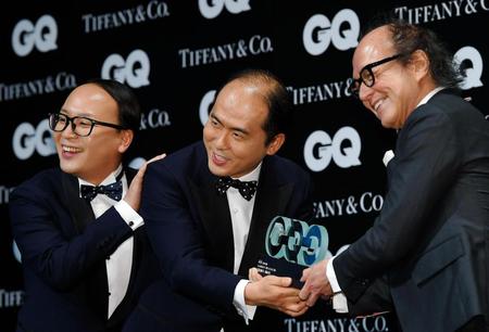 「ＧＱ　ＭＥＮ　ＯＦ　ＴＨＥ　ＹＥＡＲ２０１６」を受賞した（左から）トレンディエンジェル・たかし、斎藤司。右は編集長の鈴木正文氏＝都内