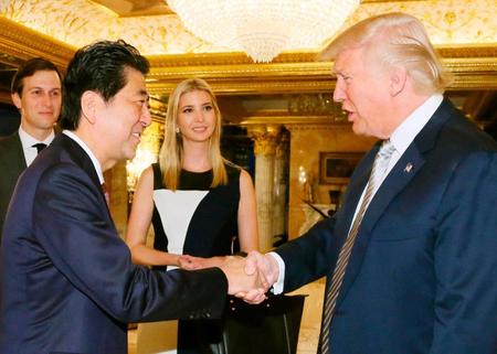 　安倍首相とトランプ次期米大統領。奥が娘のイバンカ氏＝１７日、ニューヨークのトランプタワー（内閣広報室提供・共同）