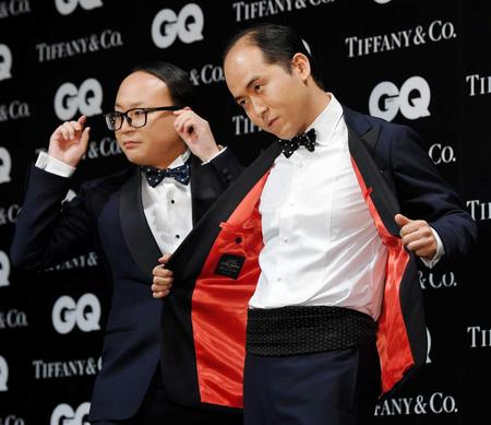 　ポーズを決める（左から）トレンディエンジェル・たかし（左）と斎藤司