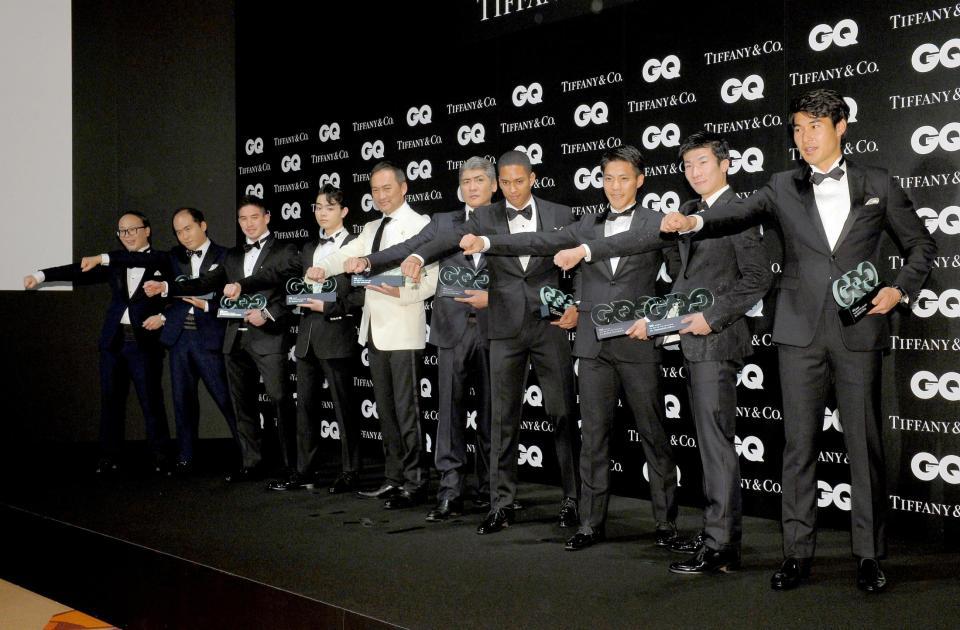 「ＧＱ　ＭＥＮ　ＯＦ　ＴＨＥ　ＹＥＡＲ２０１６」を受賞しサムライポーズをする（左から）トレンディエンジェル・たかし、斎藤司、ベイカー茉秋、菅田将暉、渡辺謙、吉川晃司、男子４００メートルリレーのケンブリッジ飛鳥、山県亮太、桐生祥秀、飯塚翔太＝東京・麻布台の東京アメリカンクラブ（撮影・堀内翔）