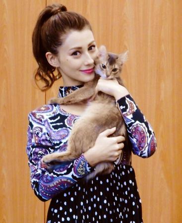 　愛猫・ジジ吉君とフォトブック刊行記念会見を行ったダレノガレ明美＝都内