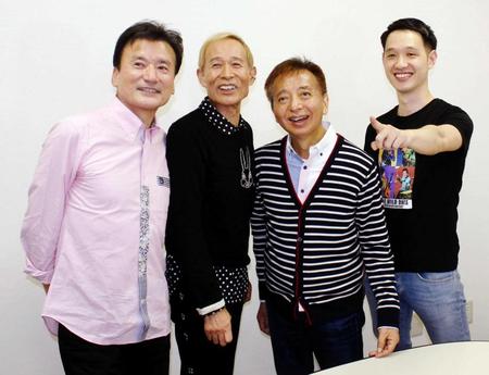 　「ザ・ワイルドワンズ」の（左から）島英二、植田芳暁、鳥塚しげきと、加瀬邦彦さんの次男・友貴さん＝大阪・新歌舞伎座