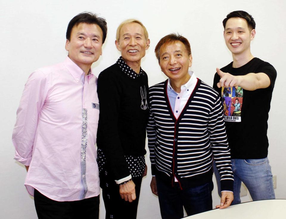 　「ザ・ワイルドワンズ」の（左から）島英二、植田芳暁、鳥塚しげきと、加瀬邦彦さんの次男・友貴さん＝大阪・新歌舞伎座