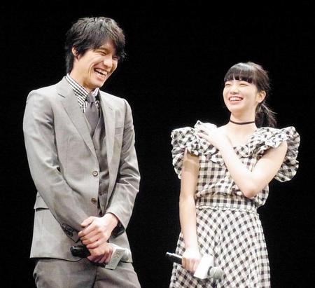 　ギンガムチェックの衣装がペアルックのような福士蒼汰（左）と小松菜奈＝東京・霞ヶ関のイイノホール