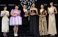 Ｗｏｍｅｎ　ｏｆ　ｔｈｅ　Ｙｅａｒを受賞した（左から）村田沙耶香、渡辺直美、高畑充希、木村佳乃、安藤サクラ、金藤理絵＝東京都千代田区の赤坂プリンスクラシックハウス（撮影・出月俊成）