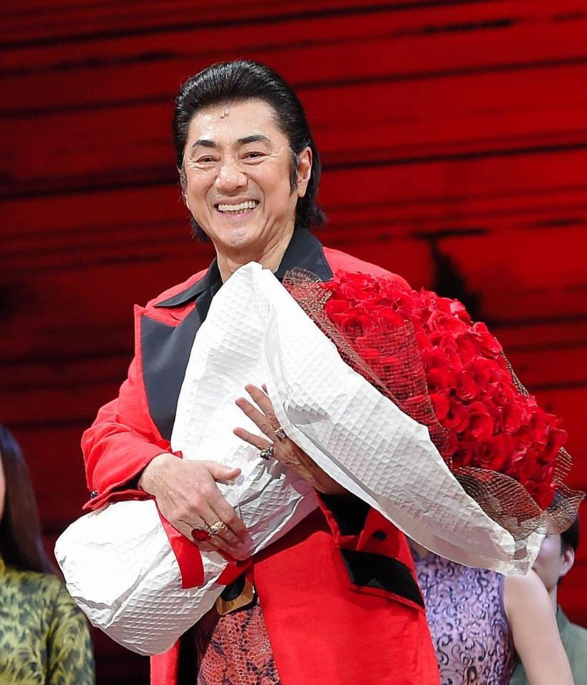 堂本光一に１００本のバラで祝福された市村正親＝帝国劇場（撮影・堀内翔）