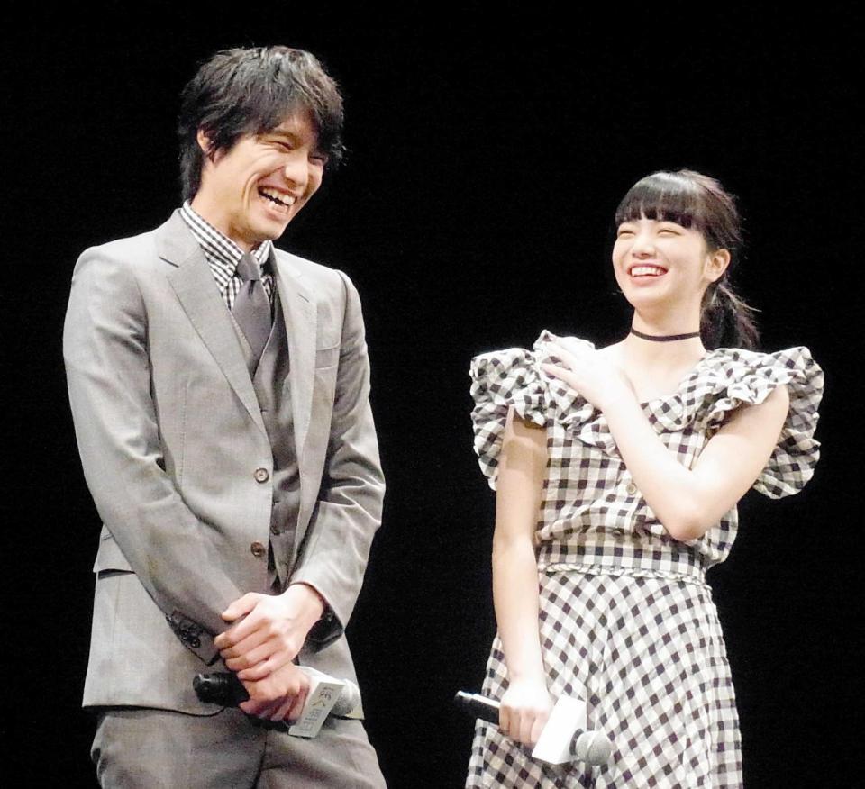 　ギンガムチェックの衣装がペアルックのような福士蒼汰（左）と小松菜奈＝東京・霞ヶ関のイイノホール