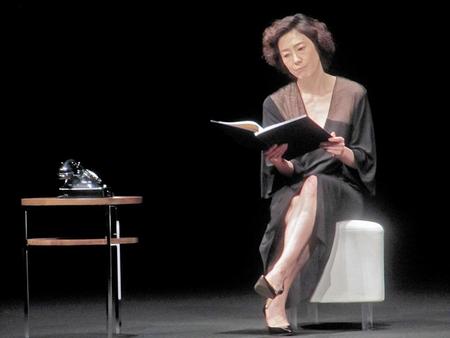 　初体験となる朗読劇のゲネプロで熱演する寺島しのぶ＝東京・草月ホール
