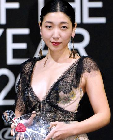 　大胆に胸元が開いたドレスで登場した安藤サクラ＝東京・赤坂（撮影・出月俊成）