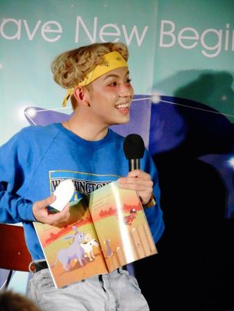 ＡＩロボット「Ｍｕｓｉｏ」の製品発表会に登場したりゅうちぇる＝東京・二子玉川の蔦屋家電