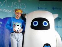 ＡＩロボット「Ｍｕｓｉｏ」の製品発表会に登場したりゅうちぇる（左）＝東京・二子玉川の蔦屋家電