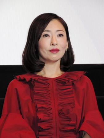 主演映画の先行上映初日舞台あいさつを行った松雪泰子