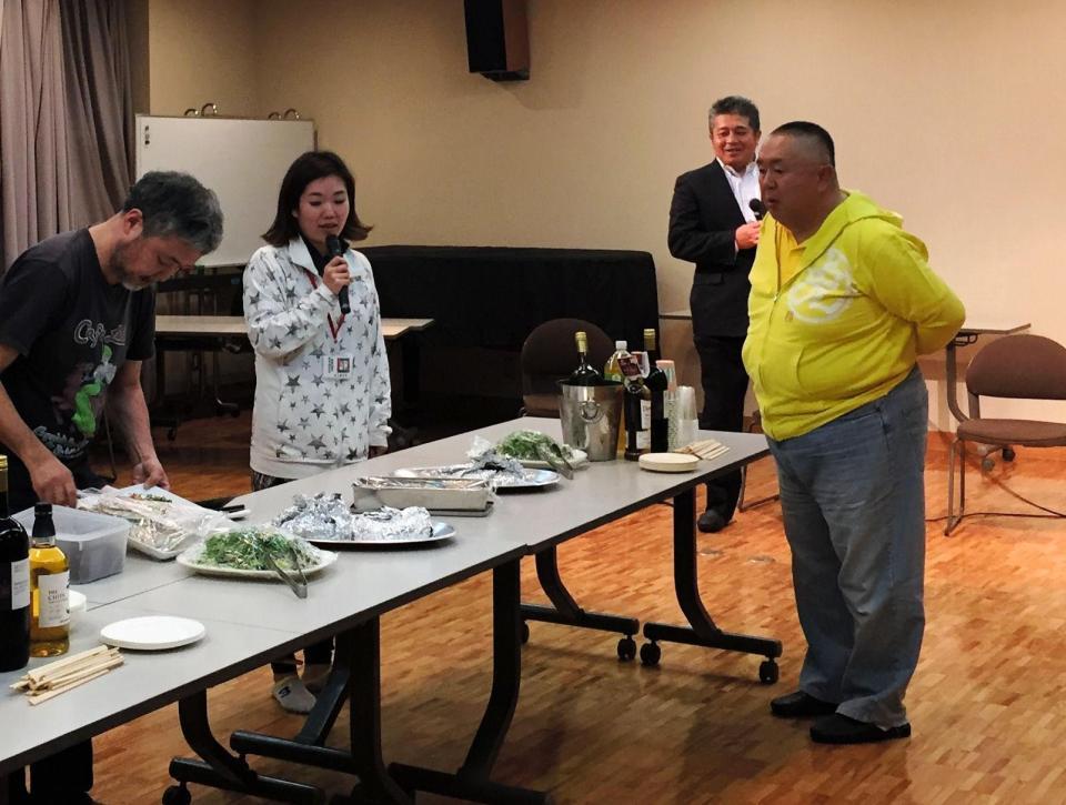 イベントに参加した松村邦洋（右）＝神戸市内