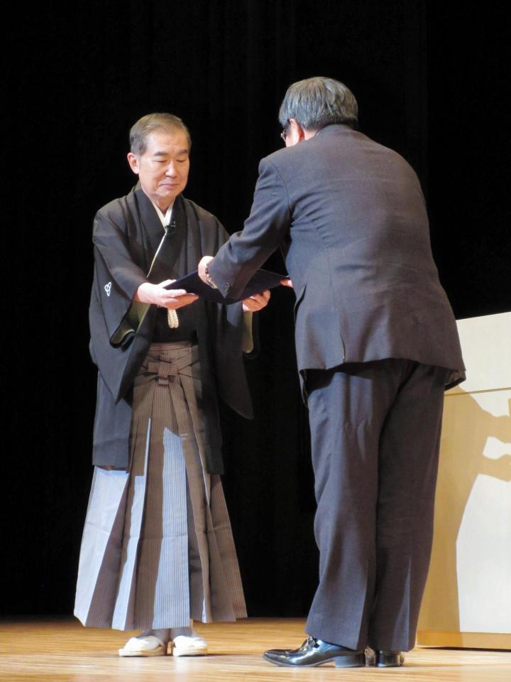 堺名誉大使委嘱式に出席した桂文枝と竹山修身堺市長＝大阪府堺市ソフィア・堺ホール