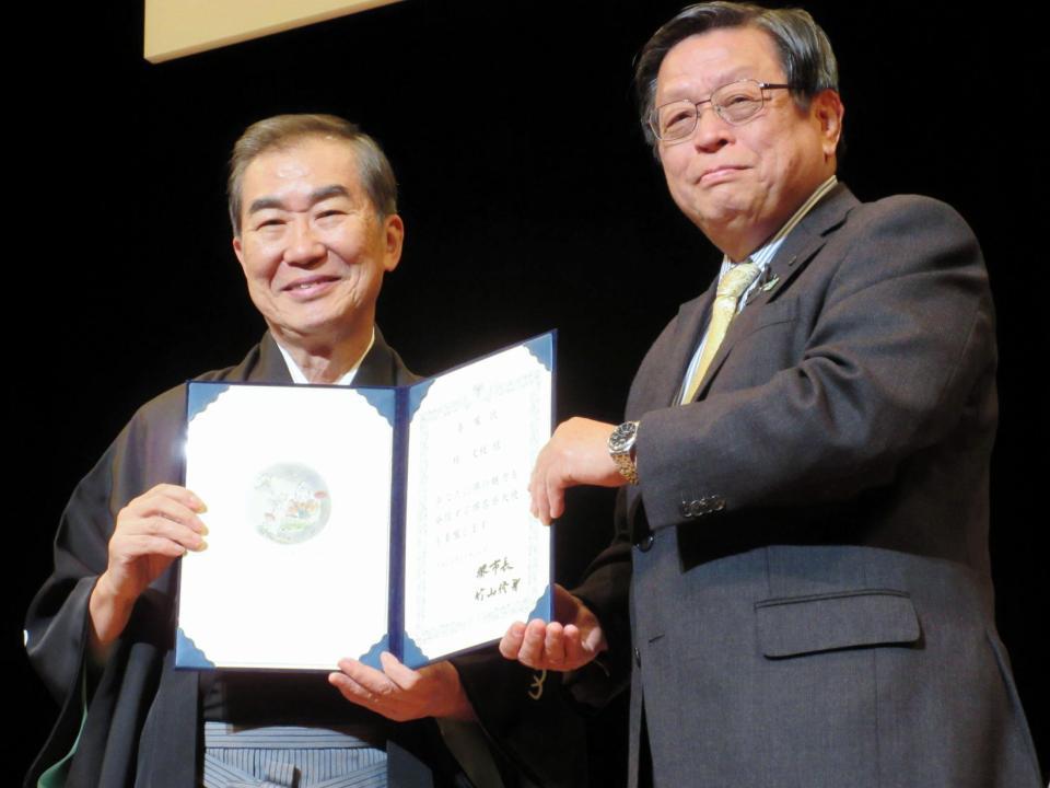堺名誉大使委嘱式に出席した桂文枝と竹山修身堺市長＝大阪府堺市ソフィア・堺ホール