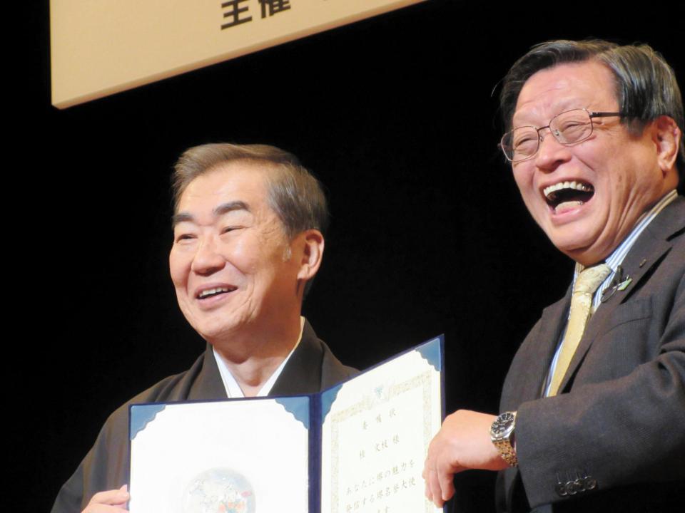 堺名誉大使委嘱式に出席した桂文枝と竹山修身堺市長＝大阪・堺