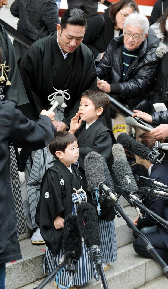 浅草寺に「猿若祭二月大歌舞伎」のお練り成功祈願に訪れ囲み取材に応じる中村勘九郎（奥）の長男・波野七緒八と次男・哲之（手前）＝（撮影・堀内翔）