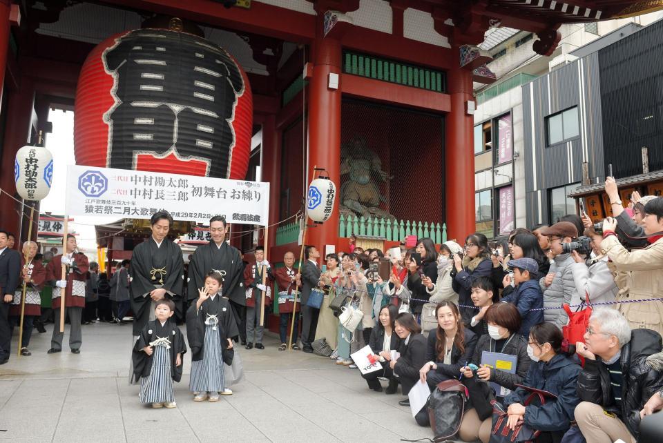 浅草寺に「猿若祭二月大歌舞伎」のお練り成功祈願に訪れ中村勘九郎と長男の七緒八と次男の哲之＝（撮影・堀内翔）