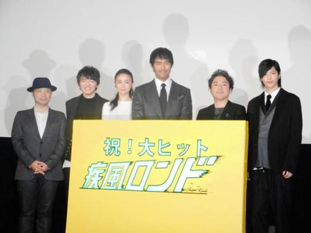 映画「疾風ロンド」の初日舞台あいさつを行った（左から）吉田照幸監督、濱田龍臣、大島優子、阿部寛、ムロツヨシ、志尊淳＝東京・銀座の丸の内ＴＯＥＩ