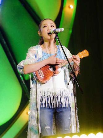 　楽器初挑戦でウクレレを演奏する西野カナ＝さいたまスーパーアリーナ