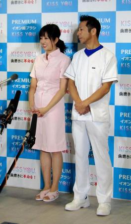 イベント後の囲み会見に「こんなん四半世紀ぶり」と感慨深げな森脇健児（右）と菊地亜美