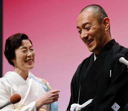 「六本木歌舞伎」第二弾の魅力を語った市川海老蔵。左は寺島しのぶ＝東京・成城の東宝スタジオ（撮影・堀内翔）