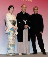 「六本木歌舞伎」第二弾の製作発表に登場した（左）寺島しのぶ、市川海老蔵、演出の三池崇史＝東京・成城の東宝スタジオ（撮影・堀内翔）