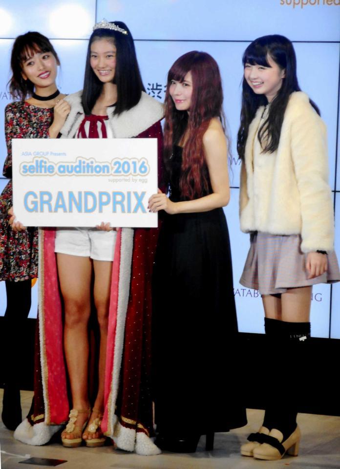 　「セルフィーオーデション２０１６」の贈呈式に登場した（左から）近藤千尋、グランプリの岡本莉音さん、益若つばさ、黒坂莉那＝東京・赤坂