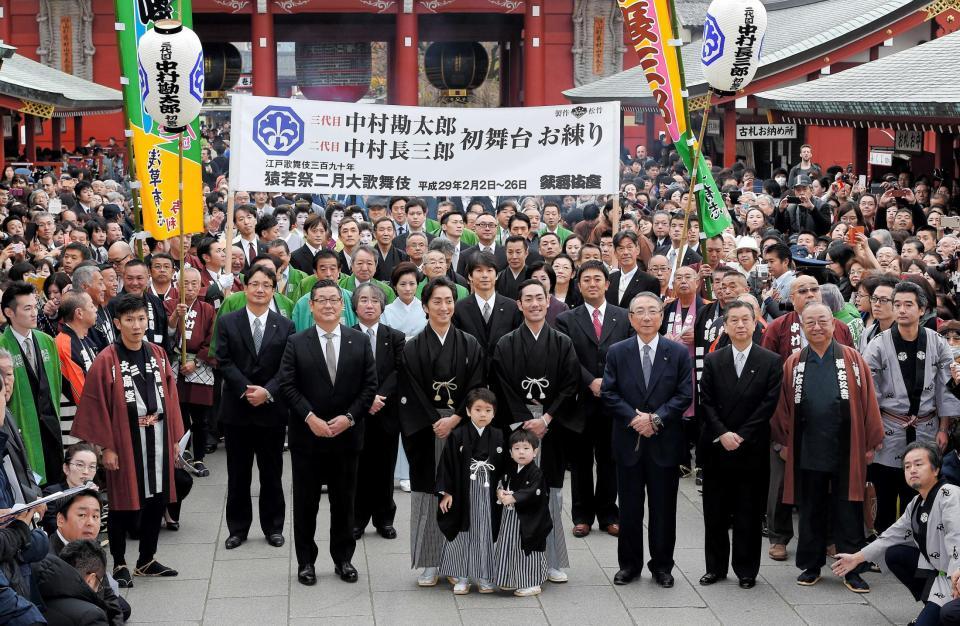 　お練り成功祈願に訪れた中村勘九郎と長男の七緒八、次男の哲之＝浅草寺（撮影・堀内翔）