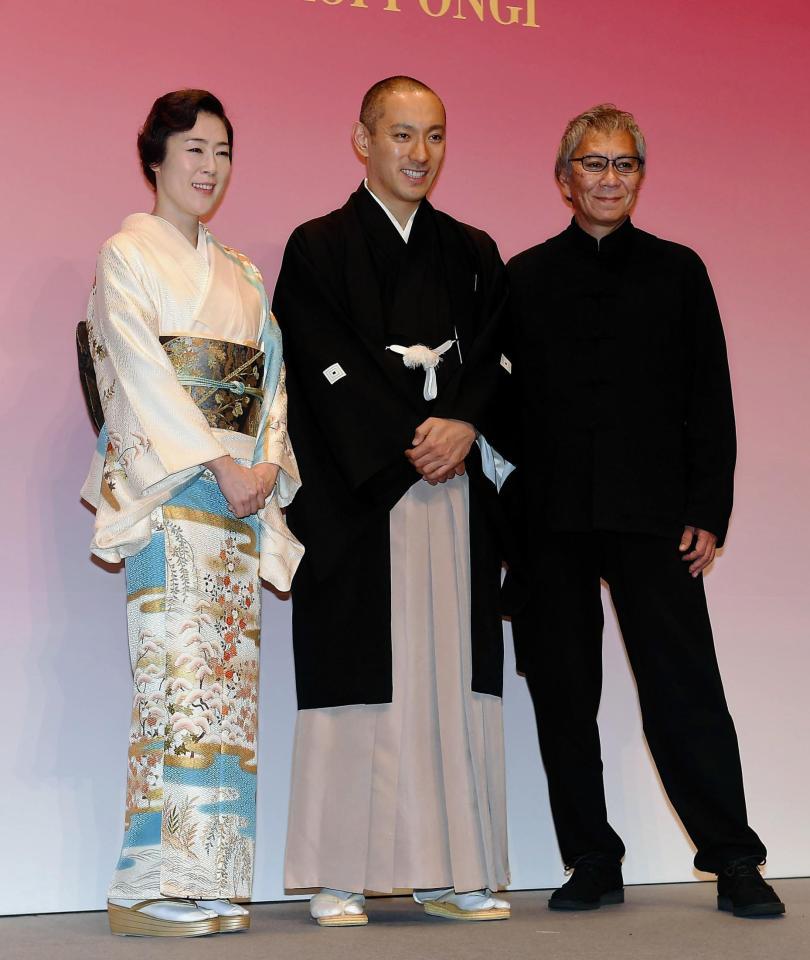 「六本木歌舞伎」第二弾の製作発表に登場した（左）寺島しのぶ、市川海老蔵、演出の三池崇史＝東京・成城の東宝スタジオ（撮影・堀内翔）