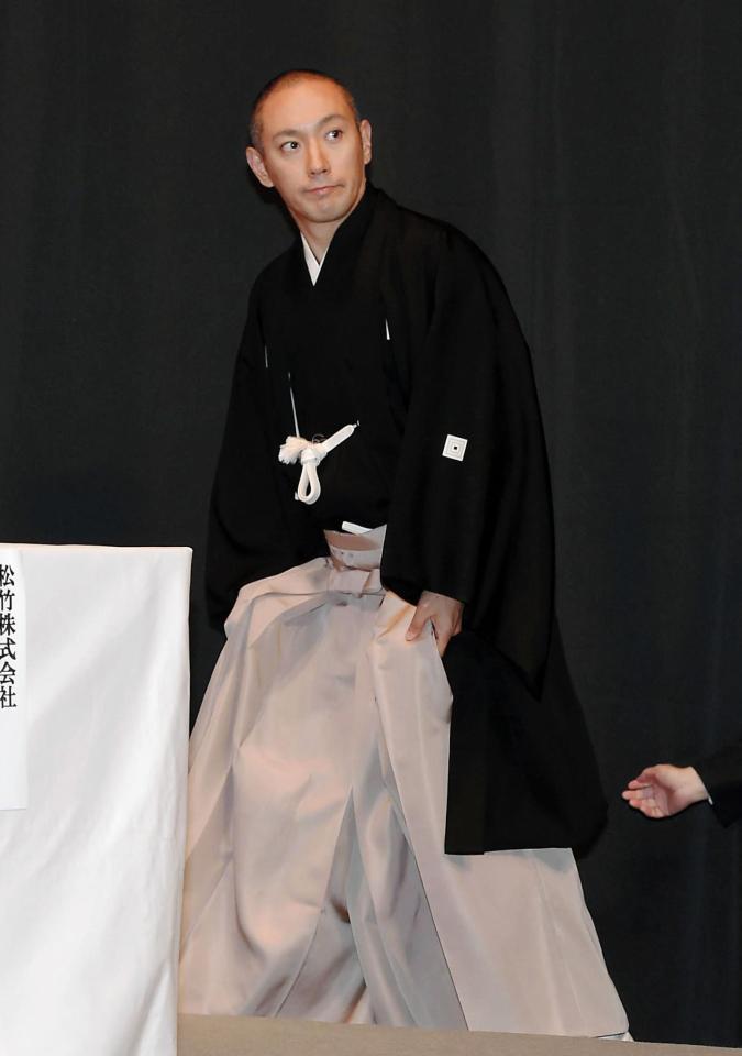 「六本木歌舞伎」第二弾の製作発表に登場する市川海老蔵＝東京・成城の東宝スタジオ（撮影・堀内翔）