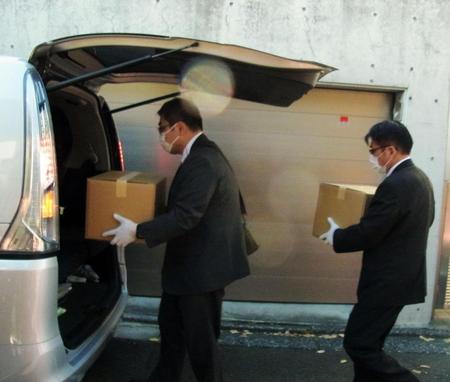 ＡＳＫＡ容疑者の自宅を家宅捜索した警視庁の捜査関係者たち＝東京・目黒区