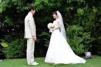 　メイキングの１シーン。笑顔で見つめ合う大島優子（右）と坂口健太郎　（切り込み写真）嫁ぐ日の花嫁をＣＭでさわやかに演じた