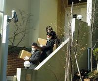 ＡＳＫＡ容疑者の自宅を家宅捜索した警視庁の捜査関係者たち＝東京・目黒区
