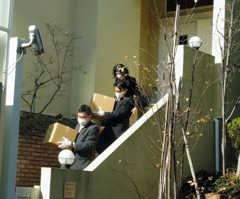 ＡＳＫＡ容疑者の自宅を家宅捜索した警視庁の捜査関係者たち＝東京・目黒区